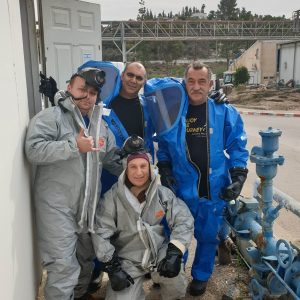 כוננות לקראת תרגול לאחר לבישת החליפות הדרכות צוותי חירום